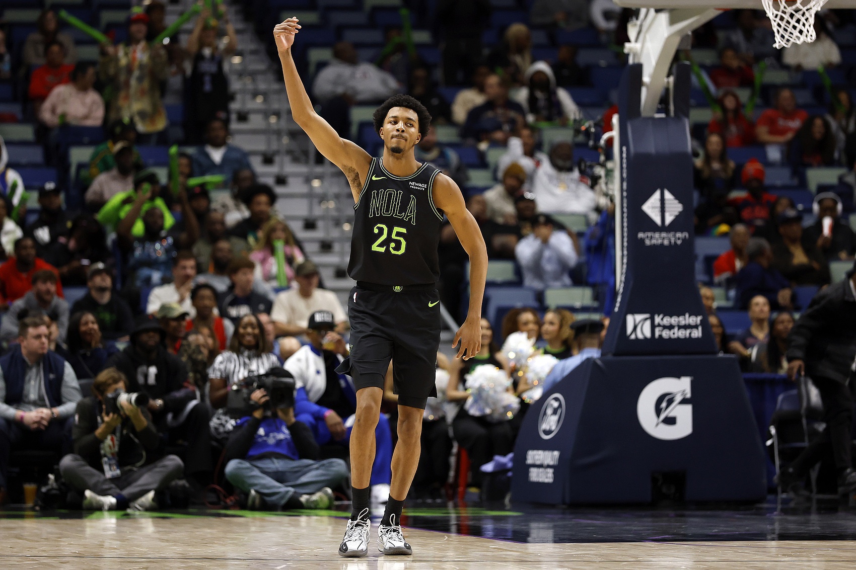 云开体育官网入口-仙人指路！奎因弧顶送抛传 墨菲腾空暴起双手空接扣篮