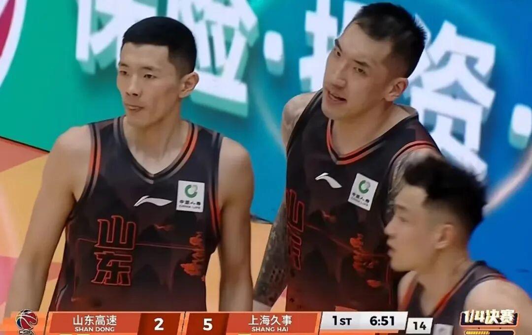 开云体育-上海男篮28分大胜，2-0横扫山东晋级四强，王哲林14+6陶汉林12+7